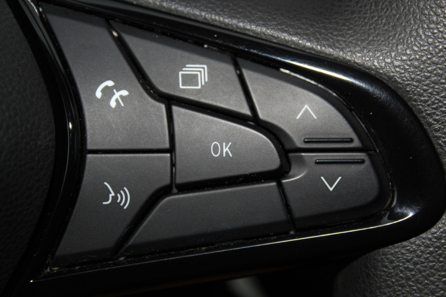 Renault Trafic 2.0-130pk dCi T30 L2H1. Dames en heren ondernemers opgelet ! Erg nette Renault Trafic met slechts 45.000km ! Airco, cruise control,  trekhaak, laadruimte betimmerd, telefoonvoorb., bijrijdersbank, centrale vergr. afstand bediend etc, etc