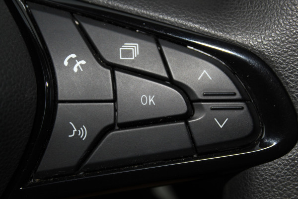 Renault Trafic 2.0-130pk dCi T30 L2H1. Dames en heren ondernemers opgelet ! Erg nette Renault Trafic met slechts 45.000km ! Airco, cruise control,  trekhaak, laadruimte betimmerd, telefoonvoorb., bijrijdersbank, centrale vergr. afstand bediend etc, etc