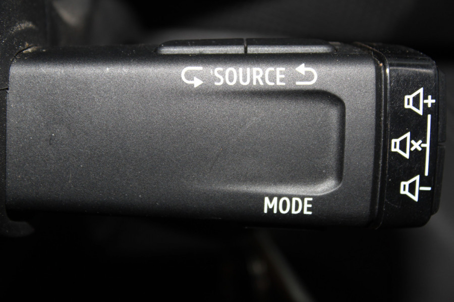 Renault Trafic 2.0-130pk dCi T30 L2H1. Dames en heren ondernemers opgelet ! Erg nette Renault Trafic met slechts 45.000km ! Airco, cruise control,  trekhaak, laadruimte betimmerd, telefoonvoorb., bijrijdersbank, centrale vergr. afstand bediend etc, etc