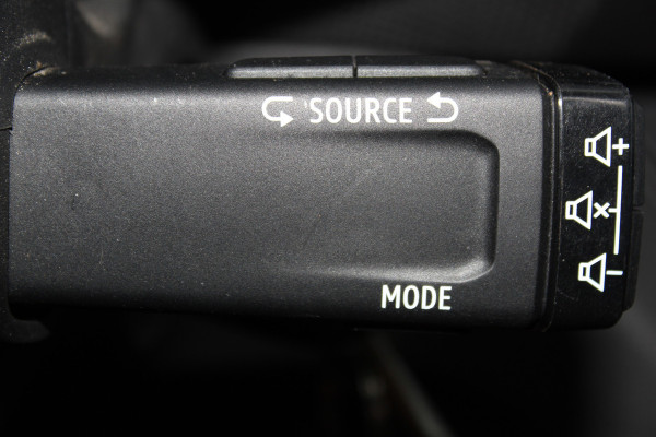 Renault Trafic 2.0-130pk dCi T30 L2H1. Dames en heren ondernemers opgelet ! Erg nette Renault Trafic met slechts 45.000km ! Airco, cruise control,  trekhaak, laadruimte betimmerd, telefoonvoorb., bijrijdersbank, centrale vergr. afstand bediend etc, etc