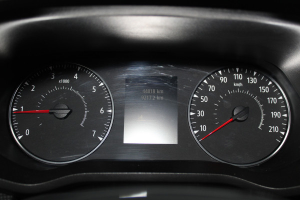 Renault Trafic 2.0-130pk dCi T30 L2H1. Dames en heren ondernemers opgelet ! Erg nette Renault Trafic met slechts 45.000km ! Airco, cruise control,  trekhaak, laadruimte betimmerd, telefoonvoorb., bijrijdersbank, centrale vergr. afstand bediend etc, etc