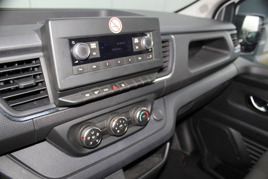 Renault Trafic 2.0-130pk dCi T30 L2H1. Dames en heren ondernemers opgelet ! Erg nette Renault Trafic met slechts 45.000km ! Airco, cruise control,  trekhaak, laadruimte betimmerd, telefoonvoorb., bijrijdersbank, centrale vergr. afstand bediend etc, etc