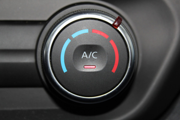 Renault Trafic 2.0-130pk dCi T30 L2H1. Dames en heren ondernemers opgelet ! Erg nette Renault Trafic met slechts 45.000km ! Airco, cruise control,  trekhaak, laadruimte betimmerd, telefoonvoorb., bijrijdersbank, centrale vergr. afstand bediend etc, etc