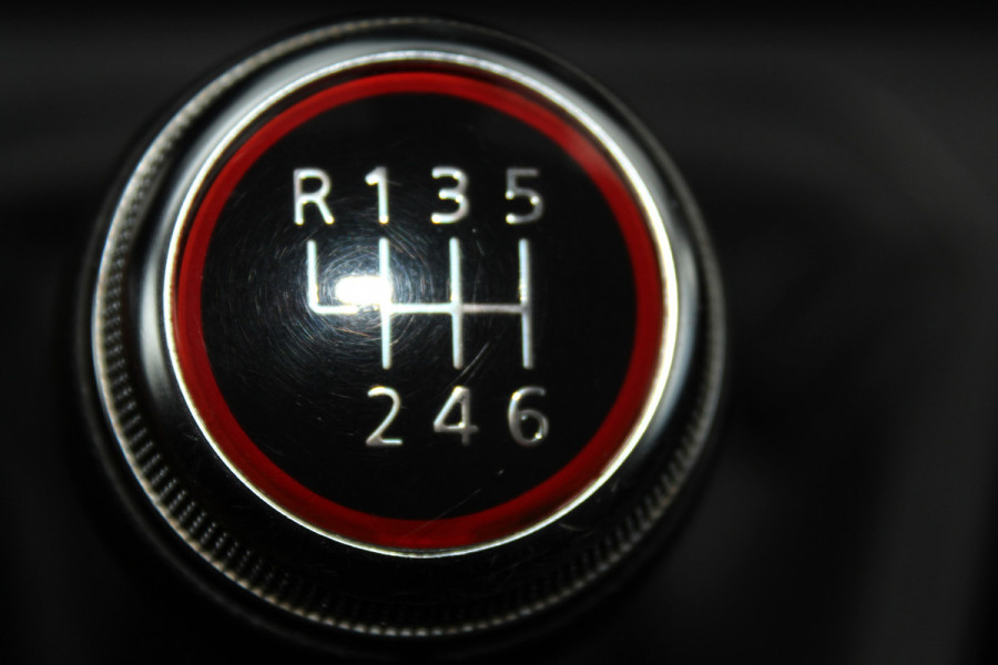 Renault Trafic 2.0-130pk dCi T30 L2H1. Dames en heren ondernemers opgelet ! Erg nette Renault Trafic met slechts 45.000km ! Airco, cruise control,  trekhaak, laadruimte betimmerd, telefoonvoorb., bijrijdersbank, centrale vergr. afstand bediend etc, etc