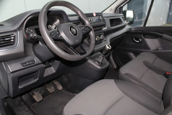 Renault Trafic 2.0-130pk dCi T30 L2H1. Dames en heren ondernemers opgelet ! Erg nette Renault Trafic met slechts 45.000km ! Airco, cruise control,  trekhaak, laadruimte betimmerd, telefoonvoorb., bijrijdersbank, centrale vergr. afstand bediend etc, etc