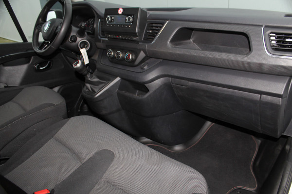 Renault Trafic 2.0-130pk dCi T30 L2H1. Dames en heren ondernemers opgelet ! Erg nette Renault Trafic met slechts 45.000km ! Airco, cruise control,  trekhaak, laadruimte betimmerd, telefoonvoorb., bijrijdersbank, centrale vergr. afstand bediend etc, etc