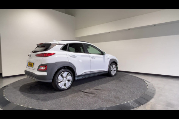 Hyundai Kona EV Fashion 64 kWh | Half leder | head ups display | achteruitrijcamera Soh Waarde (batterijtest) 95,7%