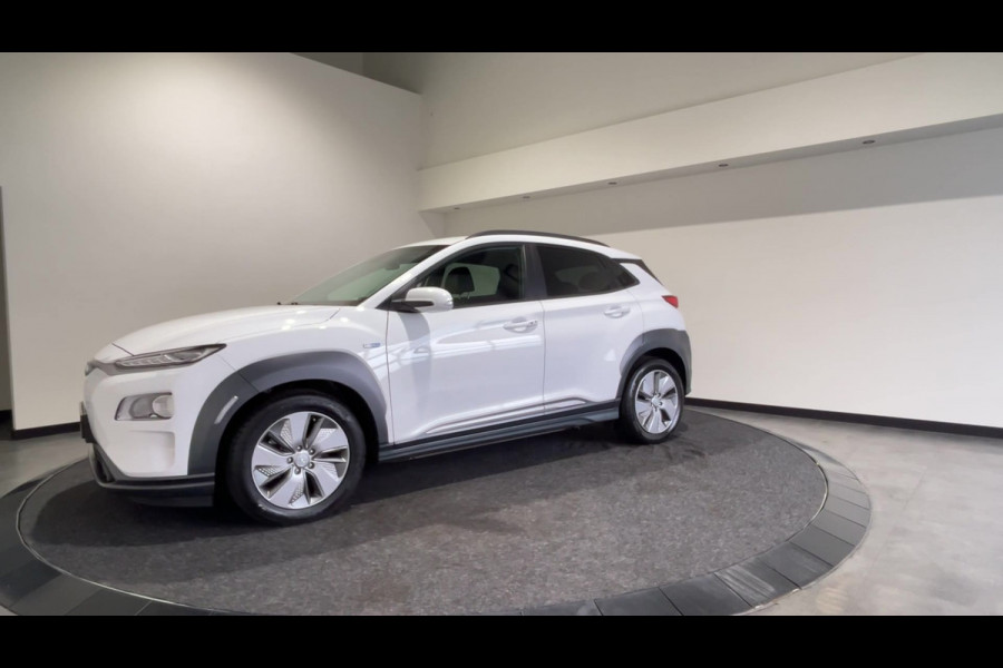 Hyundai Kona EV Fashion 64 kWh | Half leder | head ups display | achteruitrijcamera Soh Waarde (batterijtest) 95,7%