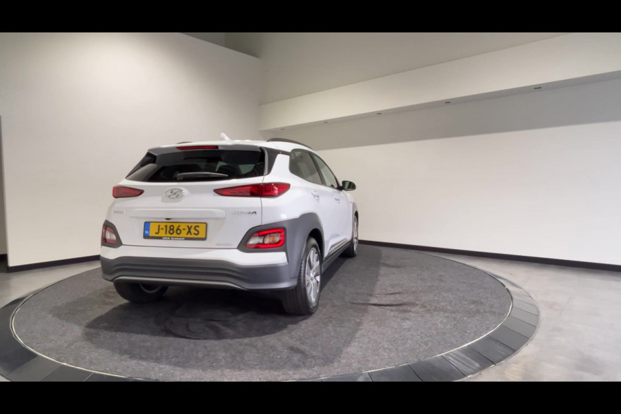 Hyundai Kona EV Fashion 64 kWh | Half leder | head ups display | achteruitrijcamera Soh Waarde (batterijtest) 95,7%