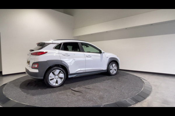Hyundai Kona EV Fashion 64 kWh | Half leder | head ups display | achteruitrijcamera Soh Waarde (batterijtest) 95,7%
