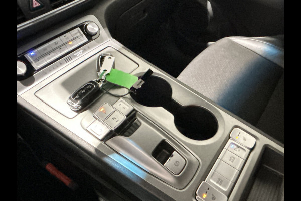 Hyundai Kona EV Fashion 64 kWh | Half leder | head ups display | achteruitrijcamera Soh Waarde (batterijtest) 95,7%