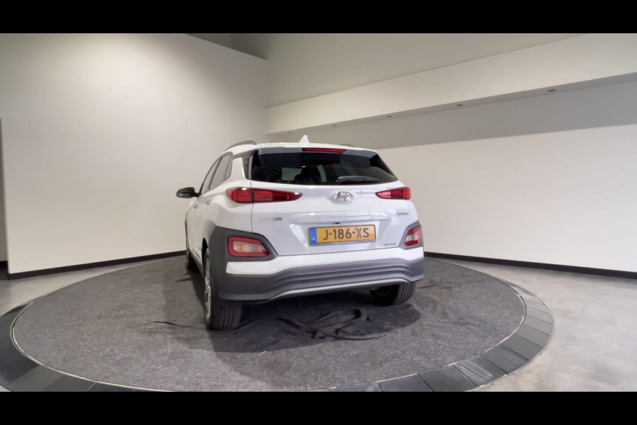 Hyundai Kona EV Fashion 64 kWh | Half leder | head ups display | achteruitrijcamera Soh Waarde (batterijtest) 95,7%