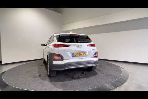 Hyundai Kona EV Fashion 64 kWh | Half leder | head ups display | achteruitrijcamera Soh Waarde (batterijtest) 95,7%