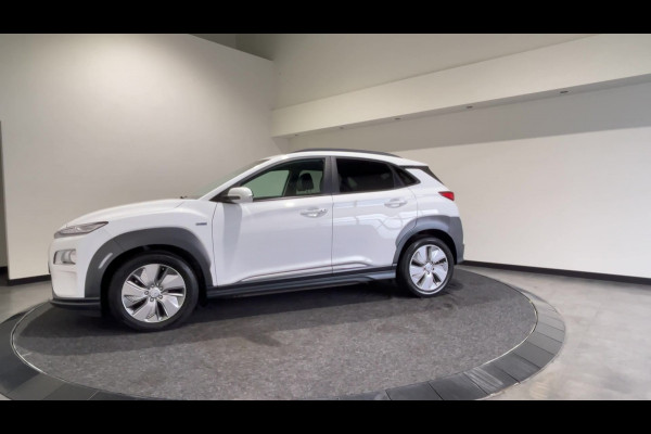Hyundai Kona EV Fashion 64 kWh | Half leder | head ups display | achteruitrijcamera Soh Waarde (batterijtest) 95,7%