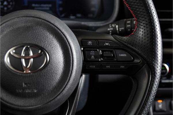 Toyota Yaris Cross 1.5 Hybrid 130 GR Sport | Adapt.Cruise | Head-up | 360 Camera | Stoel+Stuurverw. | Dig.Cockpit | NAV + App.Connect (Draadloos) | ECC | LM 18" | 6116