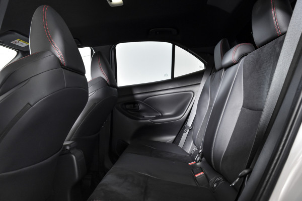 Toyota Yaris Cross 1.5 Hybrid 130 GR Sport | Adapt.Cruise | Head-up | 360 Camera | Stoel+Stuurverw. | Dig.Cockpit | NAV + App.Connect (Draadloos) | ECC | LM 18" | 6116