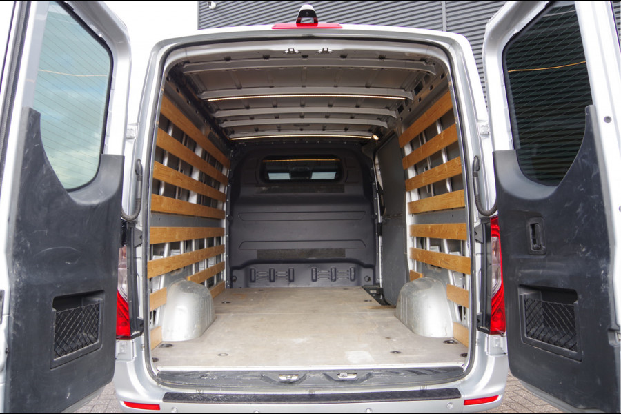 Mercedes-Benz Sprinter 319 3.0 CDI V6 L2H1 AUT. LED, MBUX 10'', 3.5T TREKHAAK, LEDER, 360 CAMERA, ADAPT. CRUISE, CLIMA, NAVI, PARKEERSENSOREN, NL AUTO,