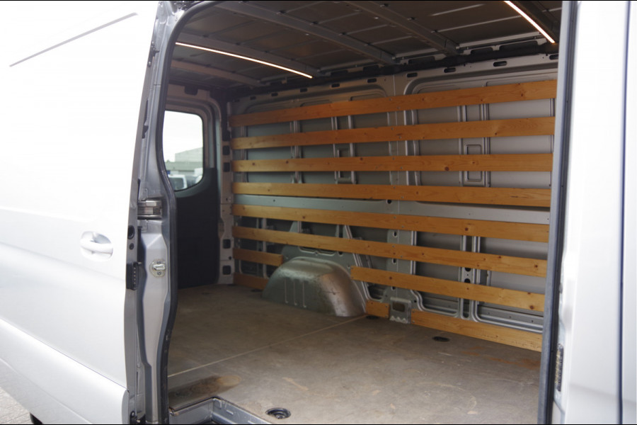 Mercedes-Benz Sprinter 319 3.0 CDI V6 L2H1 AUT. LED, MBUX 10'', 3.5T TREKHAAK, LEDER, 360 CAMERA, ADAPT. CRUISE, CLIMA, NAVI, PARKEERSENSOREN, NL AUTO,