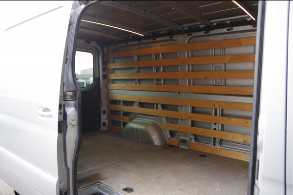 Mercedes-Benz Sprinter 319 3.0 CDI V6 L2H1 AUT. LED, MBUX 10'', 3.5T TREKHAAK, LEDER, 360 CAMERA, ADAPT. CRUISE, CLIMA, NAVI, PARKEERSENSOREN, NL AUTO,