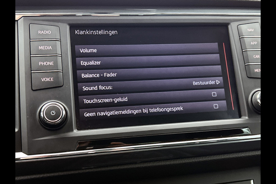 Seat Ateca 1.0 EcoTSI Style Business Intense Sport (NL-auto, Carplay, Camera, Trekhaak, Parkeersen V+A, Navi, Climate Con, Etc))