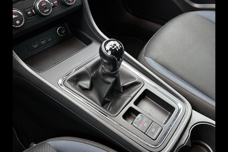 Seat Ateca 1.0 EcoTSI Style Business Intense Sport (NL-auto, Carplay, Camera, Trekhaak, Parkeersen V+A, Navi, Climate Con, Etc))