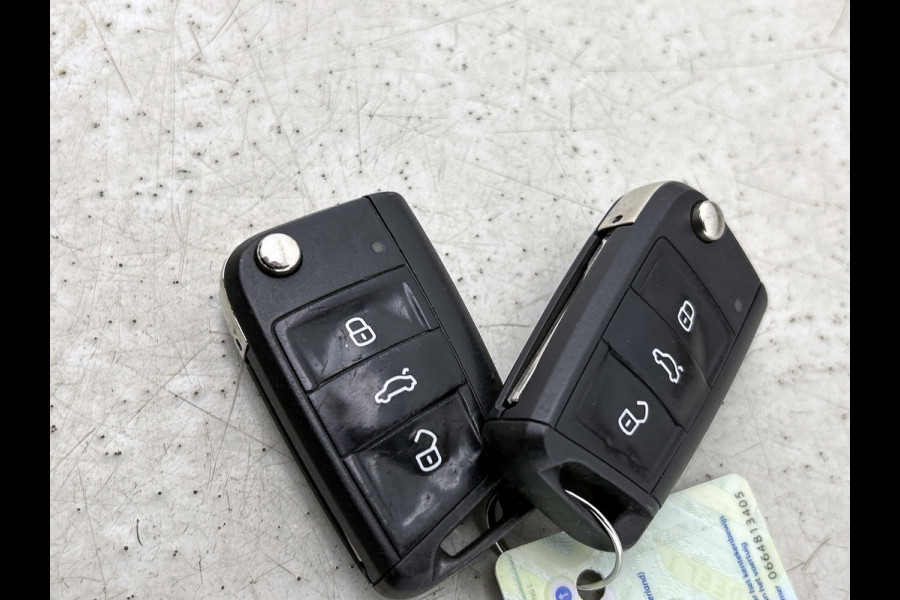 Seat Ateca 1.0 EcoTSI Style Business Intense Sport (NL-auto, Carplay, Camera, Trekhaak, Parkeersen V+A, Navi, Climate Con, Etc))