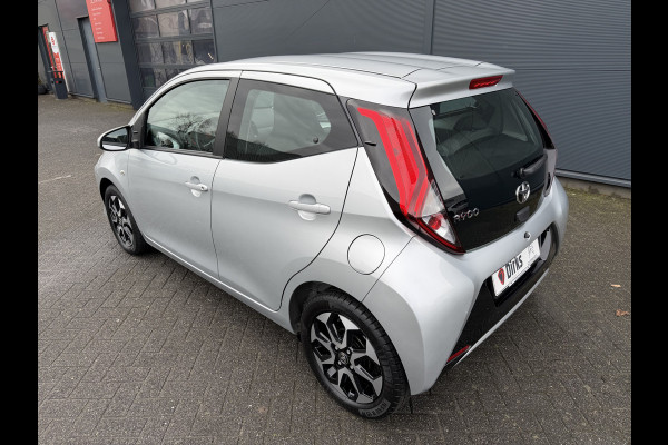 Toyota Aygo 1.0 VVT-i x-play (Camera- Navigatie via APP - Airco - Lichtmetalen velgen - Apple Carplay)