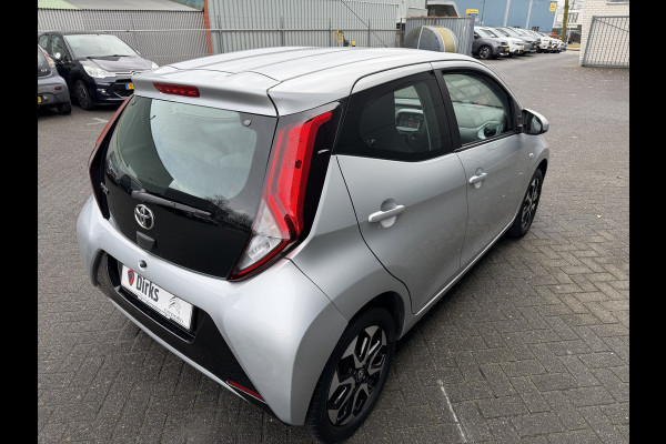 Toyota Aygo 1.0 VVT-i x-play (Camera- Navigatie via APP - Airco - Lichtmetalen velgen - Apple Carplay)