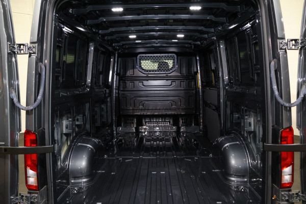 Volkswagen Crafter 2.0 TDI 177pk L3 H2 Automaat Airco Navigatie Camera Trekhaak