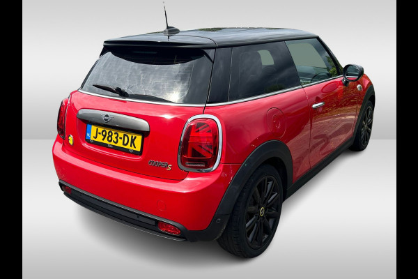 MINI Mini Electric Yours 33 kWh 47.821 km! / Full option! / Panoramadak / Camera / Head-up / Leder / Harman Kardon / Keyless / 17'' / CarPlay / Stoelverwarming / Matrix LED / DAB / Cruise Control