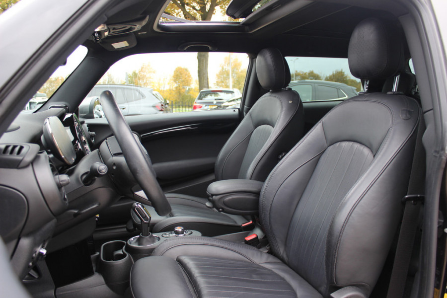 MINI Mini Electric Yours 33 kWh 47.821 km! / Full option! / Panoramadak / Camera / Head-up / Leder / Harman Kardon / Keyless / 17'' / CarPlay / Stoelverwarming / Matrix LED / DAB / Cruise Control