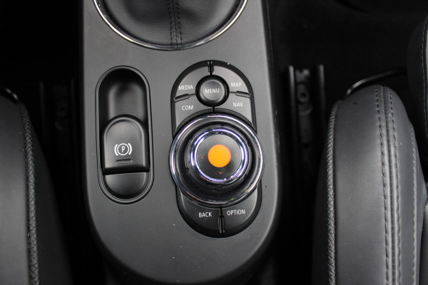 MINI Mini Electric Yours 33 kWh 47.821 km! / Full option! / Panoramadak / Camera / Head-up / Leder / Harman Kardon / Keyless / 17'' / CarPlay / Stoelverwarming / Matrix LED / DAB / Cruise Control