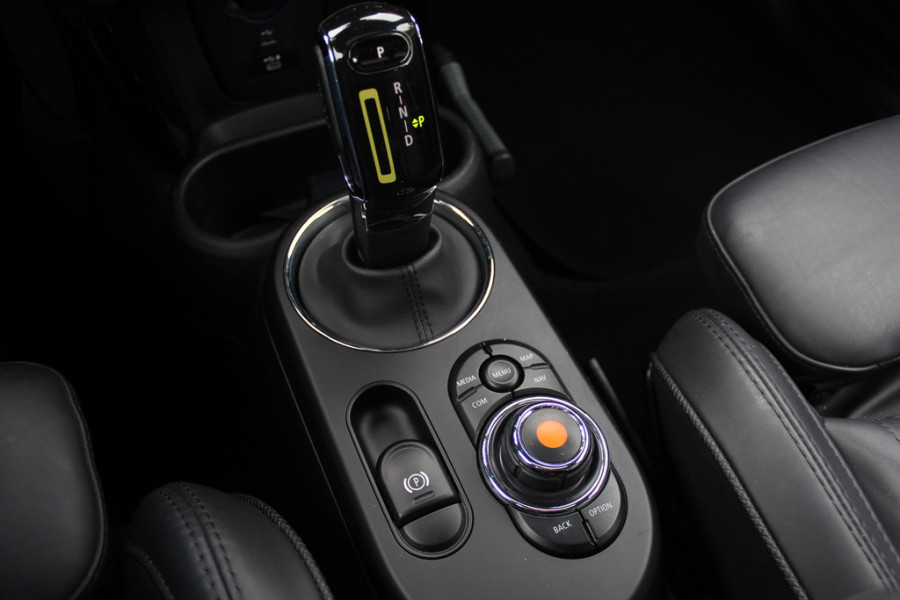 MINI Mini Electric Yours 33 kWh 47.821 km! / Full option! / Panoramadak / Camera / Head-up / Leder / Harman Kardon / Keyless / 17'' / CarPlay / Stoelverwarming / Matrix LED / DAB / Cruise Control