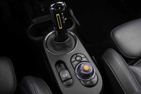 MINI Mini Electric Yours 33 kWh 47.821 km! / Full option! / Panoramadak / Camera / Head-up / Leder / Harman Kardon / Keyless / 17'' / CarPlay / Stoelverwarming / Matrix LED / DAB / Cruise Control