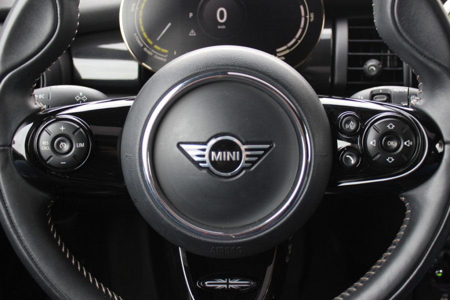 MINI Mini Electric Yours 33 kWh 47.821 km! / Full option! / Panoramadak / Camera / Head-up / Leder / Harman Kardon / Keyless / 17'' / CarPlay / Stoelverwarming / Matrix LED / DAB / Cruise Control