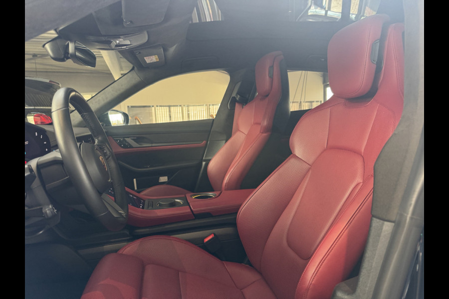 Porsche Taycan Cross Turismo Turbo S 93 kWh / Panoramadak / 360Camera / Head-up / Passenger Display / Luchtvering / 21'' / Bose / Keyless / Sportdesign+Chrono / Stoelventilatie+Verwarming / Stuurverwarming / Dodehoek / DAB / ACC