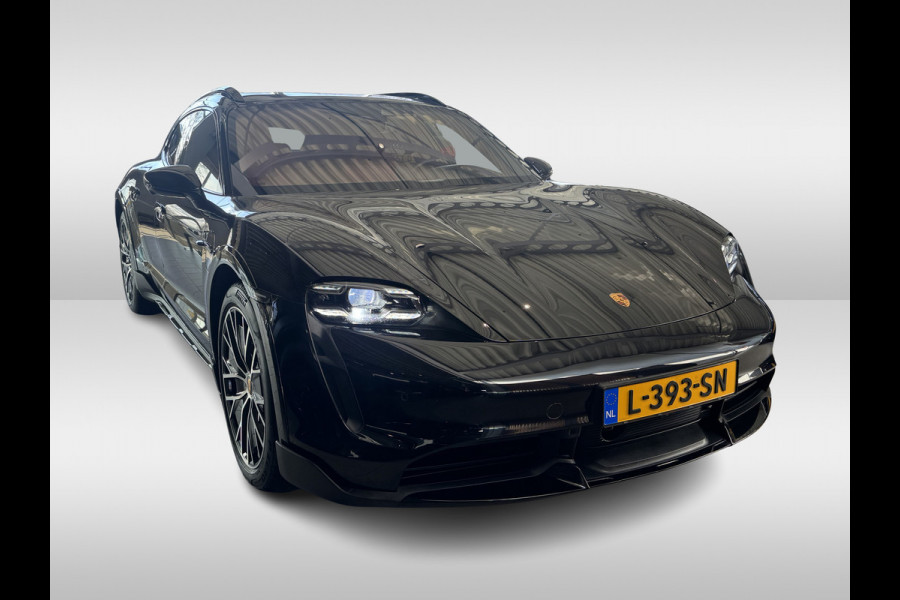 Porsche Taycan Cross Turismo Turbo S 93 kWh / Panoramadak / 360Camera / Head-up / Passenger Display / Luchtvering / 21'' / Bose / Keyless / Sportdesign+Chrono / Stoelventilatie+Verwarming / Stuurverwarming / Dodehoek / DAB / ACC