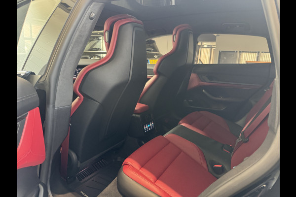 Porsche Taycan Cross Turismo Turbo S 93 kWh / Panoramadak / 360Camera / Head-up / Passenger Display / Luchtvering / 21'' / Bose / Keyless / Sportdesign+Chrono / Stoelventilatie+Verwarming / Stuurverwarming / Dodehoek / DAB / ACC