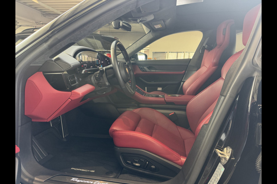Porsche Taycan Cross Turismo Turbo S 93 kWh / Panoramadak / 360Camera / Head-up / Passenger Display / Luchtvering / 21'' / Bose / Keyless / Sportdesign+Chrono / Stoelventilatie+Verwarming / Stuurverwarming / Dodehoek / DAB / ACC