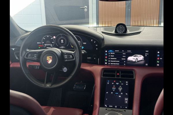 Porsche Taycan Cross Turismo Turbo S 93 kWh / Panoramadak / 360Camera / Head-up / Passenger Display / Luchtvering / 21'' / Bose / Keyless / Sportdesign+Chrono / Stoelventilatie+Verwarming / Stuurverwarming / Dodehoek / DAB / ACC