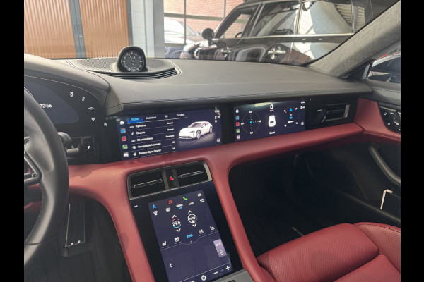 Porsche Taycan Cross Turismo Turbo S 93 kWh / Panoramadak / 360Camera / Head-up / Passenger Display / Luchtvering / 21'' / Bose / Keyless / Sportdesign+Chrono / Stoelventilatie+Verwarming / Stuurverwarming / Dodehoek / DAB / ACC