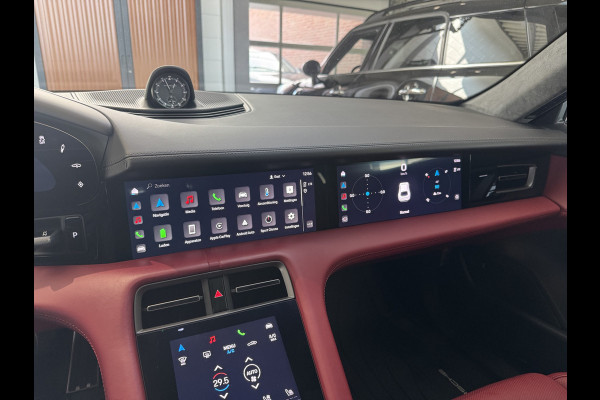 Porsche Taycan Cross Turismo Turbo S 93 kWh / Panoramadak / 360Camera / Head-up / Passenger Display / Luchtvering / 21'' / Bose / Keyless / Sportdesign+Chrono / Stoelventilatie+Verwarming / Stuurverwarming / Dodehoek / DAB / ACC