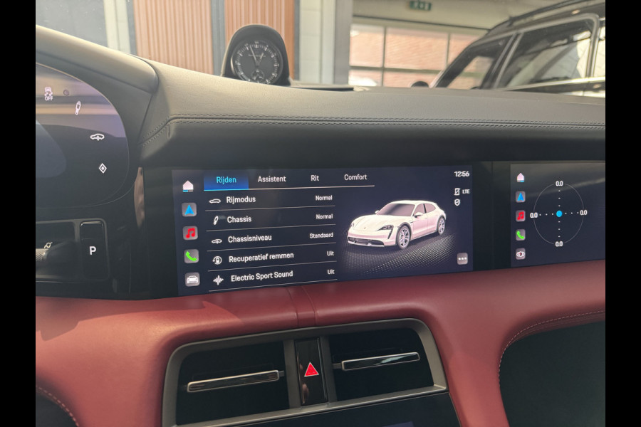 Porsche Taycan Cross Turismo Turbo S 93 kWh / Panoramadak / 360Camera / Head-up / Passenger Display / Luchtvering / 21'' / Bose / Keyless / Sportdesign+Chrono / Stoelventilatie+Verwarming / Stuurverwarming / Dodehoek / DAB / ACC