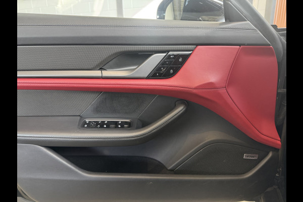 Porsche Taycan Cross Turismo Turbo S 93 kWh / Panoramadak / 360Camera / Head-up / Passenger Display / Luchtvering / 21'' / Bose / Keyless / Sportdesign+Chrono / Stoelventilatie+Verwarming / Stuurverwarming / Dodehoek / DAB / ACC