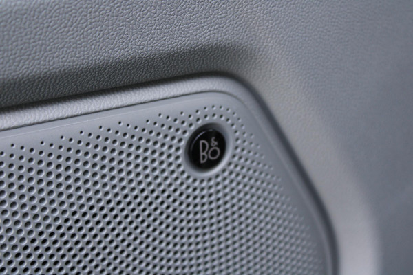 Ford Transit Custom 320 2.5 PHEV L2H1 Sport 233pk | Inklapbare trekhaak | 19 inch lichtmetalen Sport velgen (mat zwart) | Verwarmbaar stuurwiel  | Navigatie systeem | B&O speakers