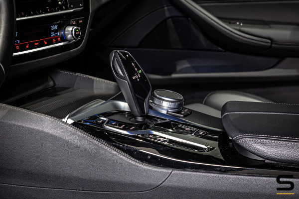 BMW 5 Serie 530e xDrive High Executive|M-sport|Leder|HUD|Cam