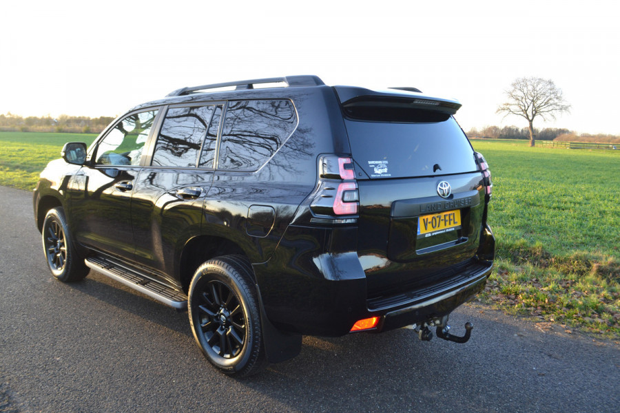 Toyota Land Cruiser 2.8 D-4D-F Executive Window Van Black-Line