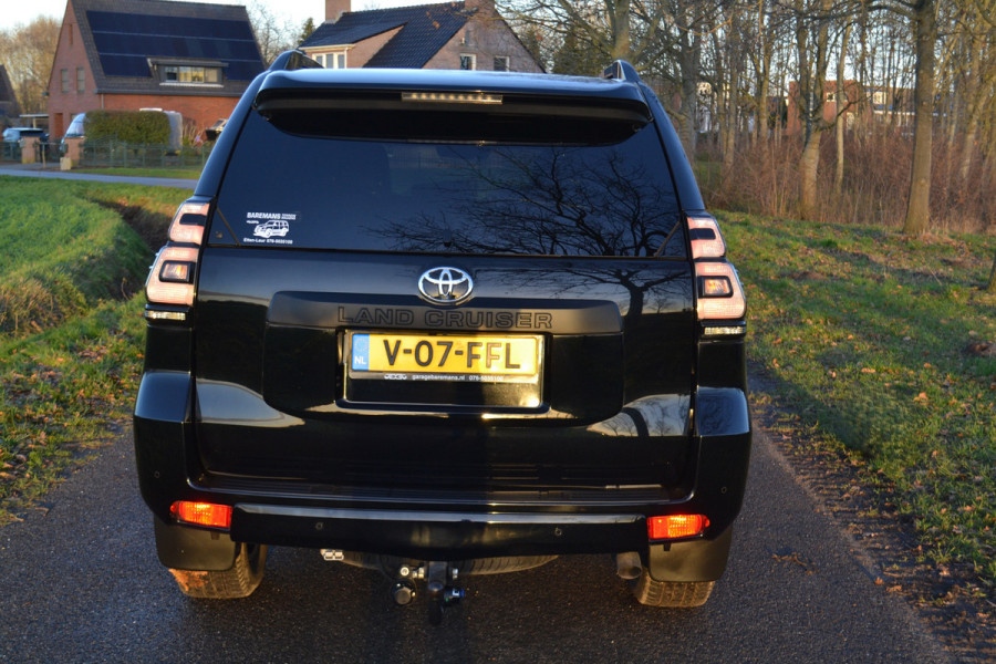 Toyota Land Cruiser 2.8 D-4D-F Executive Window Van Black-Line