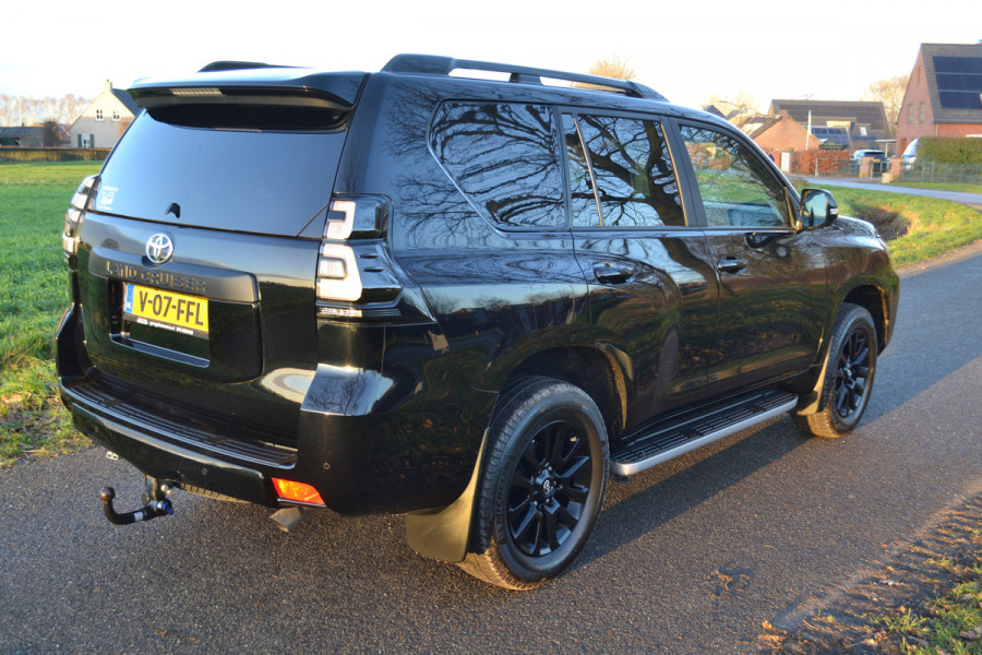 Toyota Land Cruiser 2.8 D-4D-F Executive Window Van Black-Line