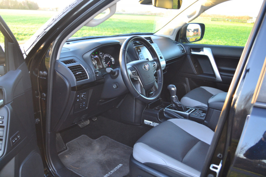 Toyota Land Cruiser 2.8 D-4D-F Executive Window Van Black-Line